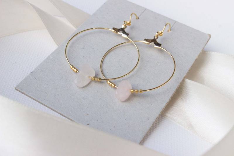 Rosenquarz Creolen Ohrringe Gold Edelstahl Minimalistisch Rosenquarz Creolen Ohrringe Gold Edelstahl Minimalistisch von luisaebeling