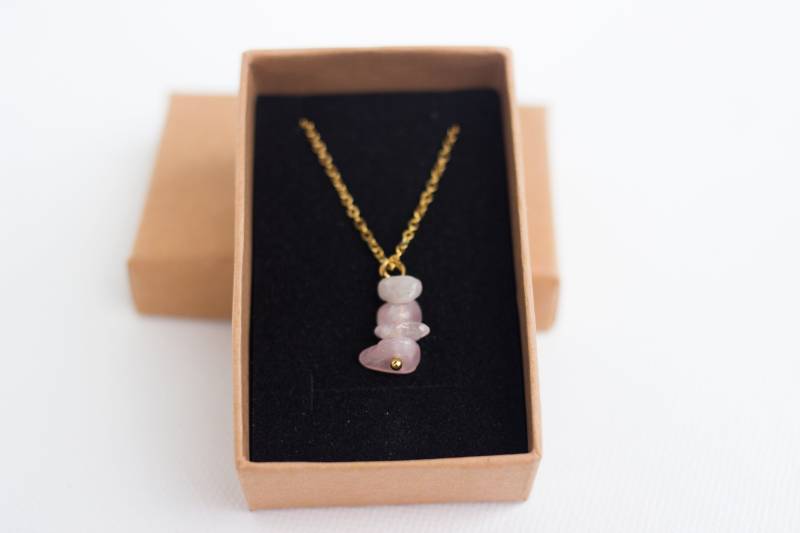 Rosenquarz Rohedelstein Kurze Halskette | Länglicher Anhänger Heilstein Gliederkette Vergoldeter Edesltahl von luisaebeling