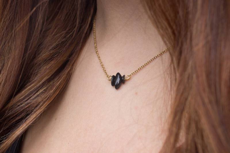 Schwarzer Turmalin Rohedelstein Splitter Gliederkette Gold von luisaebeling