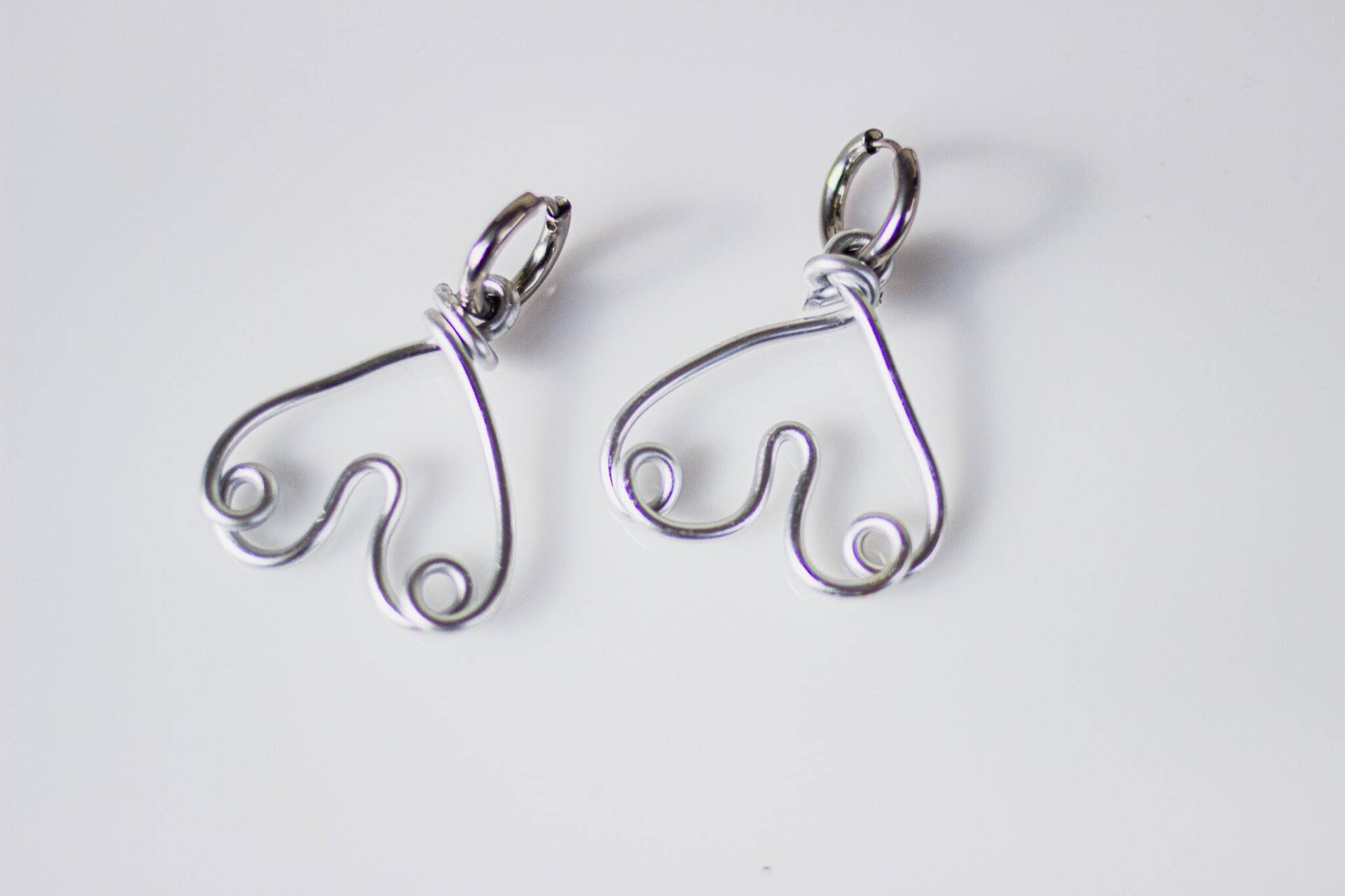 Superleichte Ohrhänger Aus Silbernem Aluminiumdraht - Ein Gewagtes Accessoire Für Selbstbewusste Fashionistas #körperpositivität Superleichte Ohrhänger Aus Silbernem Aluminiumdraht - Ein Gewagtes Accessoire Für Selbstbewusste Fashionistas #körperpositivität von luisaebeling