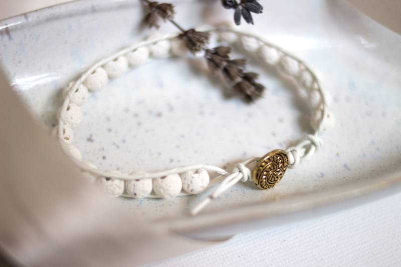 Weißes Lavasteine Lederarmband von luisaebeling