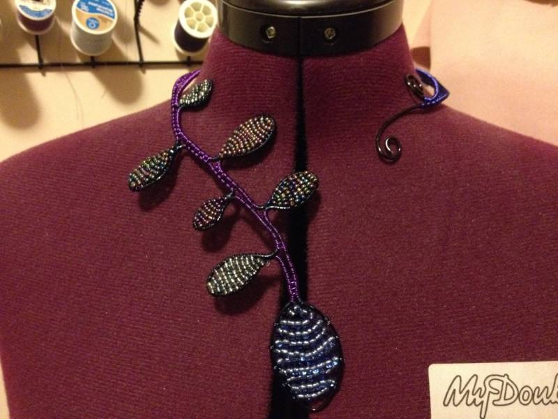 Brilliant Verzweigte Farbige Kette Mit Schimmernden Glasperlen von lukama