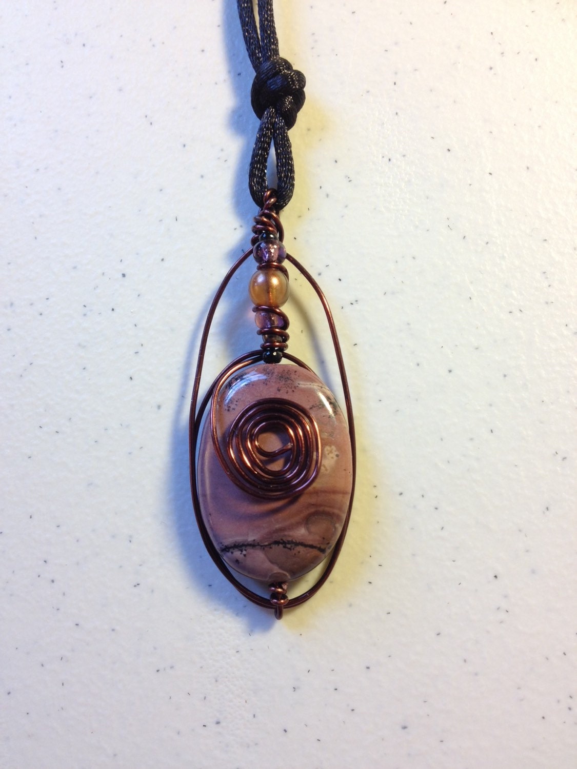 Dekorative Drahtwicklung Um Eine Weinrote Crazy Horse Jaspis Perle Dekorative Drahtwicklung Um Eine Weinrote Crazy Horse Jaspis Perle von lukama