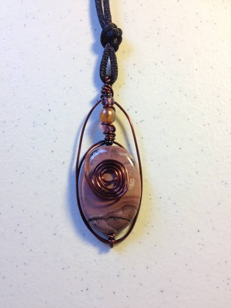 Dekorative Drahtwicklung Um Eine Weinrote Crazy Horse Jaspis Perle von lukama