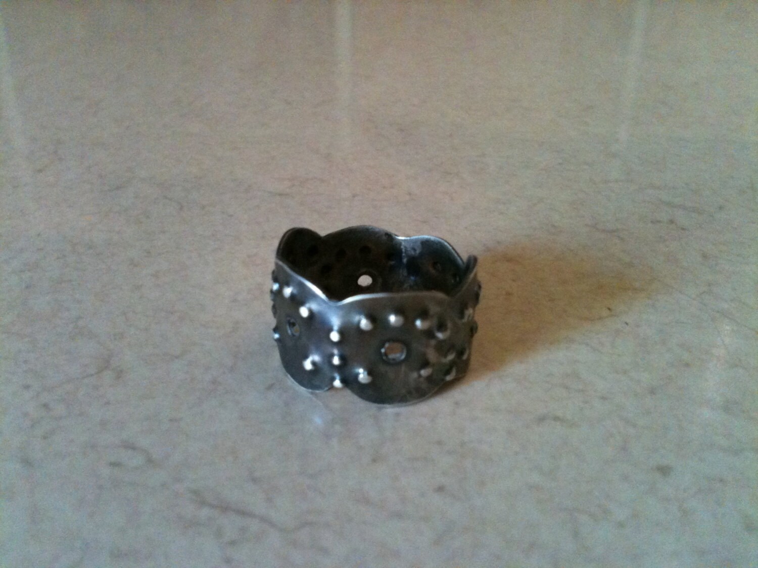 Dunkel Patinierter Silberring Mit Poliertem Durchschlagsmuster Dunkel Patinierter Silberring Mit Poliertem Durchschlagsmuster von lukama