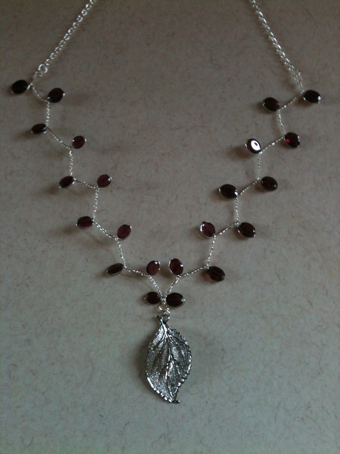 Funkelnde, Verzweigte Silberkette Mit Granatblättern Und Filigranem Blattanhänger Funkelnde, Verzweigte Silberkette Mit Granatblättern Und Filigranem Blattanhänger von lukama