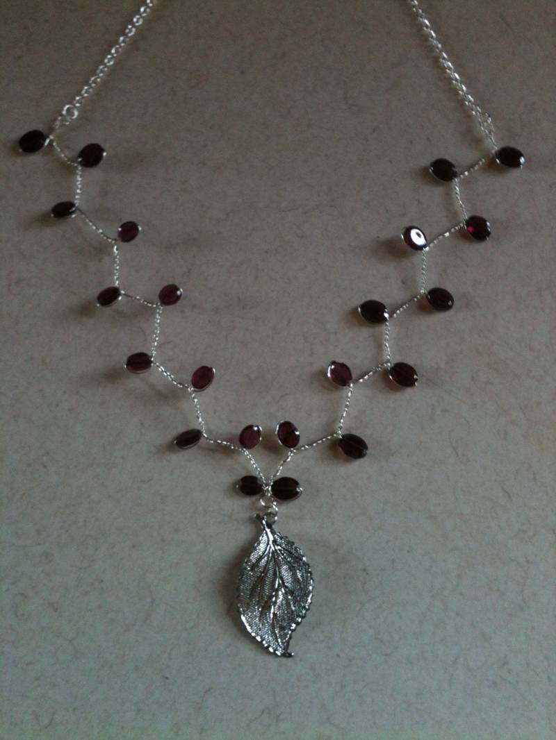 Funkelnde, Verzweigte Silberkette Mit Granatblättern Und Filigranem Blattanhänger von lukama