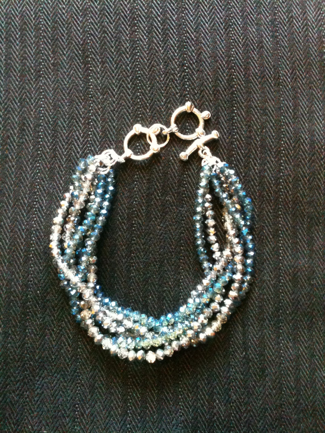 Funkelnde Glasschliffperlen in Blau & Grau Mit Einem Flechtmuster Funkelnde Glasschliffperlen in Blau & Grau Mit Einem Flechtmuster von lukama