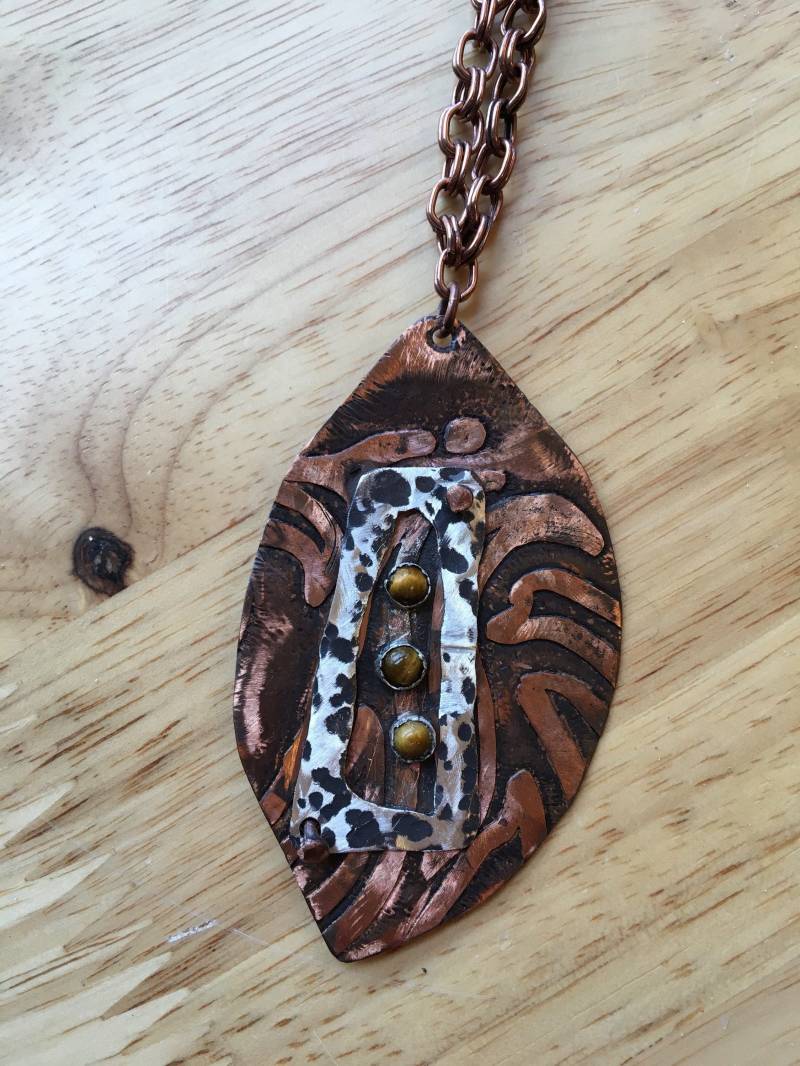 Ovaler Anhänger Aus Geätztem Kupfer Und Gehämmertem Sterlingsilber Mit Tigeraugen von lukama