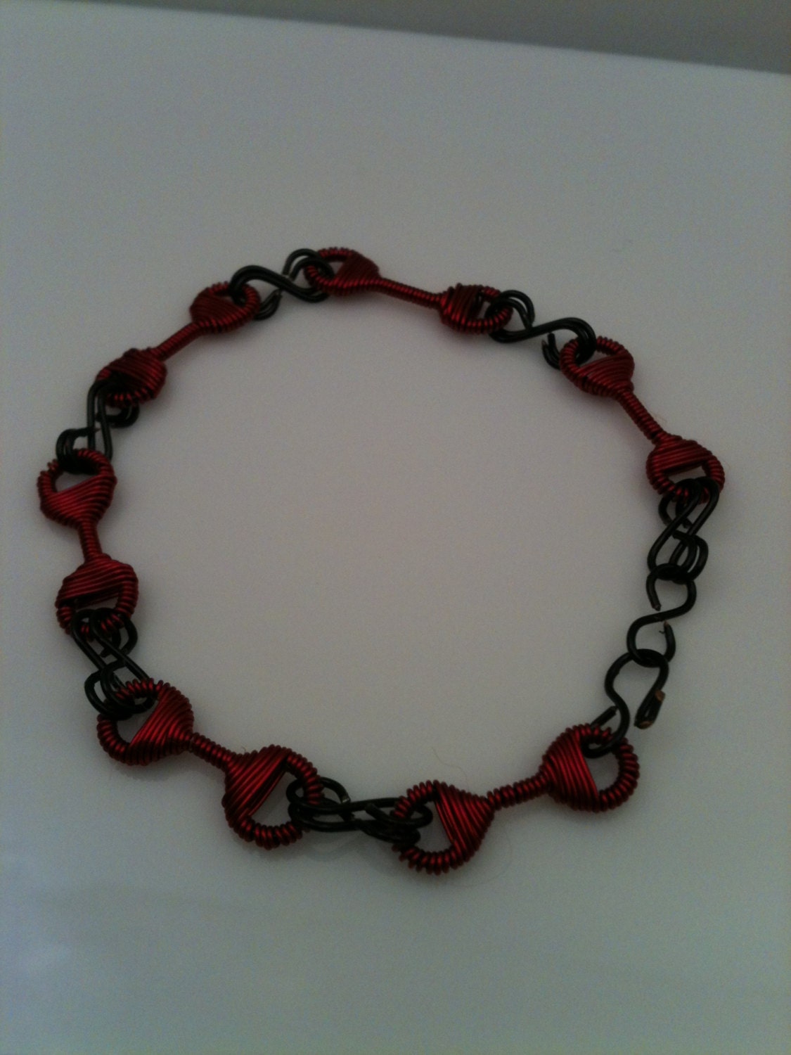 Scharlachrotes & Schwarzes Gliederarmband Scharlachrotes & Schwarzes Gliederarmband von lukama