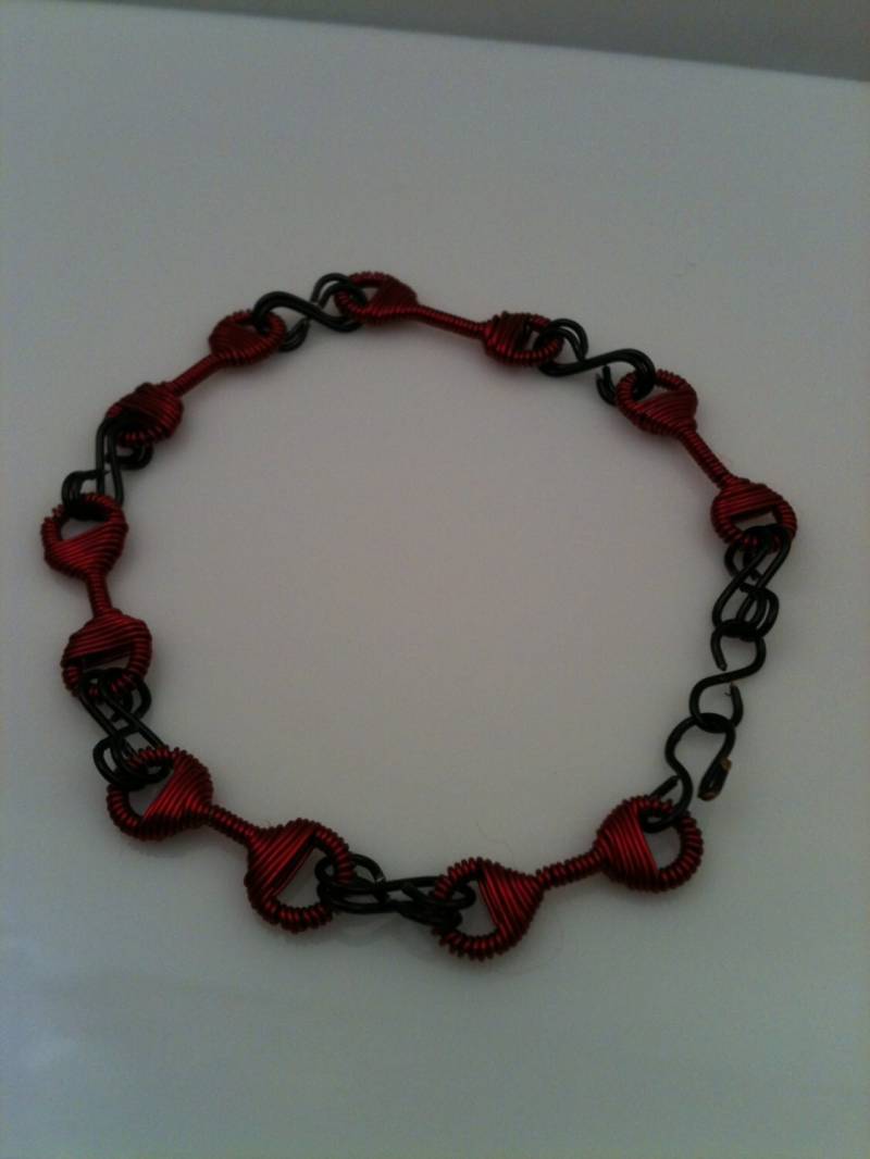 Scharlachrotes & Schwarzes Gliederarmband Scharlachrotes & Schwarzes Gliederarmband von lukama