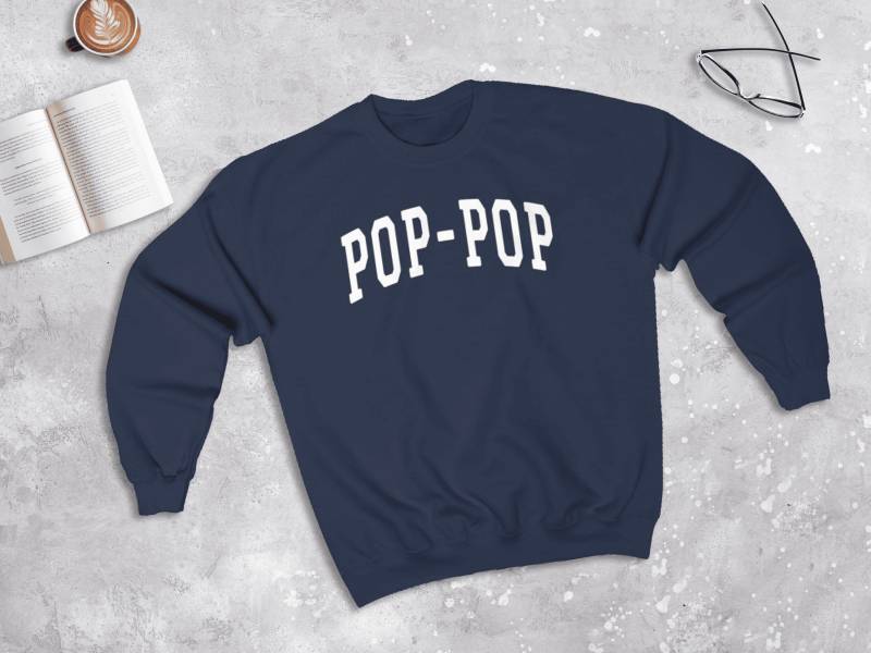 Pop-Pop College Style Sweatshirt, Pop Grandpa Sweater | Unisex von lukassfr
