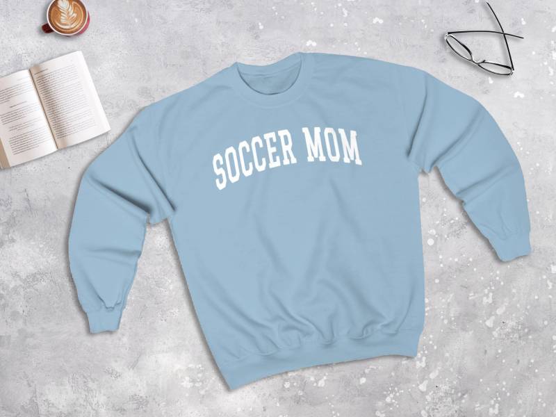 Soccer Mom College Style Sweatshirt, Sweater | Unisex von lukassfr