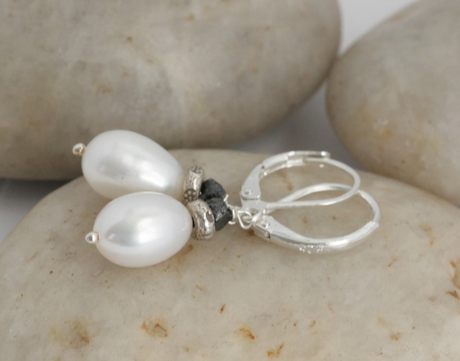 Black Diamond Pearl Drop Sterling Hill Tribe Silber Ohrringe // Handgefertigter Schmuck Luluglitterbug von luluglitterbug