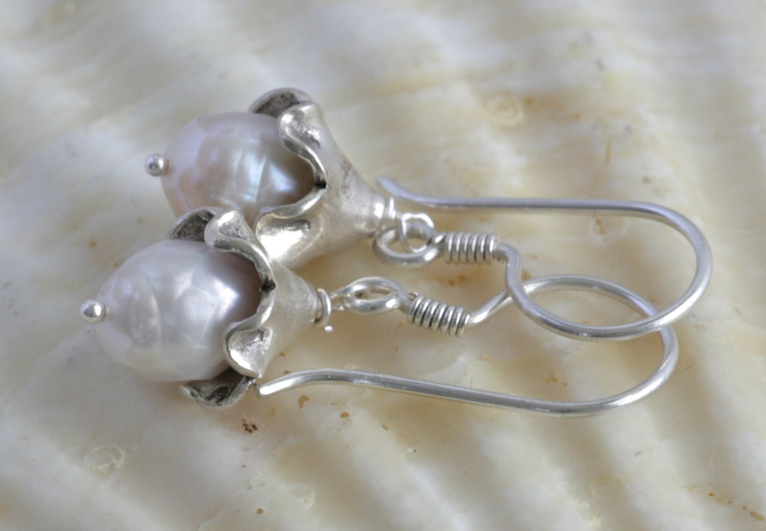 Blumen Perlen Tropfen Hill Tribe Und Sterling Silber Ohrringe // Handgefertigt Luluglitterbug von luluglitterbug