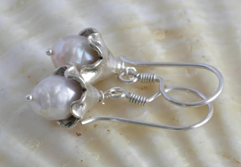 Blumen Perlen Tropfen Hill Tribe Und Sterling Silber Ohrringe // Handgefertigt Luluglitterbug von luluglitterbug