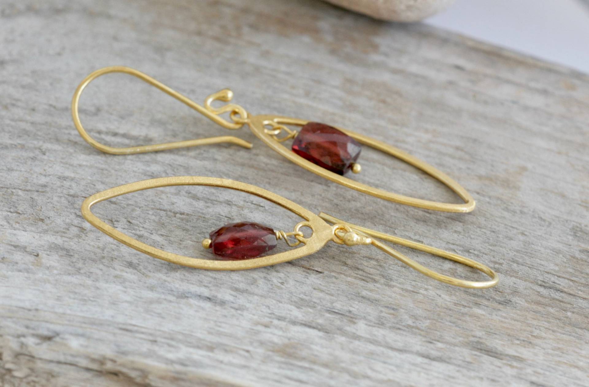 Gold Vermeil Facettierte Granat Ohrringe // Natürliche Edelsteine Luluglitterbug von luluglitterbug