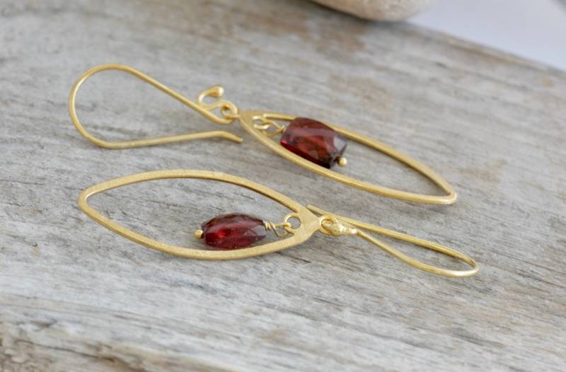 Gold Vermeil Facettierte Granat Ohrringe // Natürliche Edelsteine Luluglitterbug Gold Vermeil Facettierte Granat Ohrringe // Natürliche Edelsteine Luluglitterbug von luluglitterbug