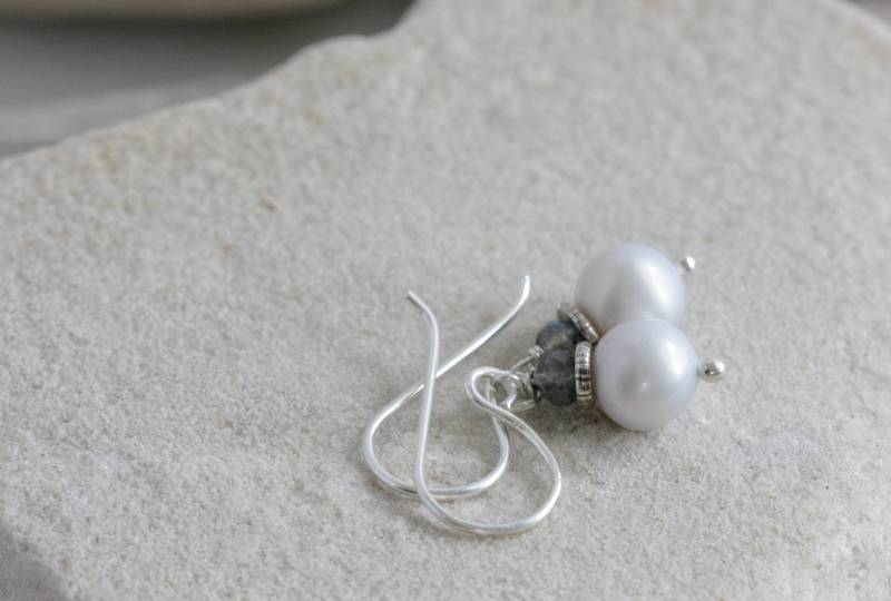 Mond-Schein-Süßwasser-Perlen, Labradorit, Hill Tribe Silber Und Sterling Silberohrringe Mond-Schein-Süßwasser-Perlen, Labradorit, Hill Tribe Silber Und Sterling Silberohrringe von luluglitterbug