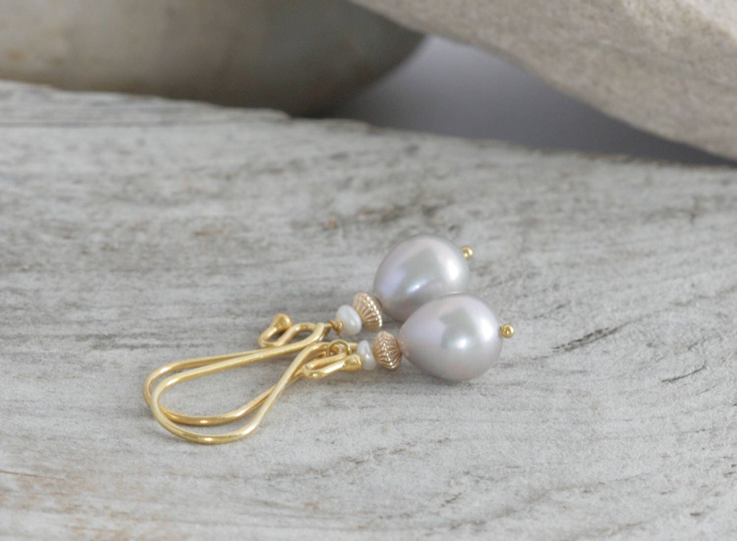 Pearl Gold Vermeil Hängeohrringe // Handgefertigter Schmuck Luluglitterbug von luluglitterbug