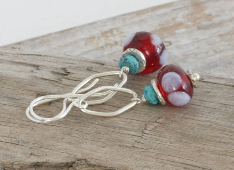 Polka-Dot Lampwork Türkis Sterling Und Hill Tribe Silber Ohrhänger von luluglitterbug