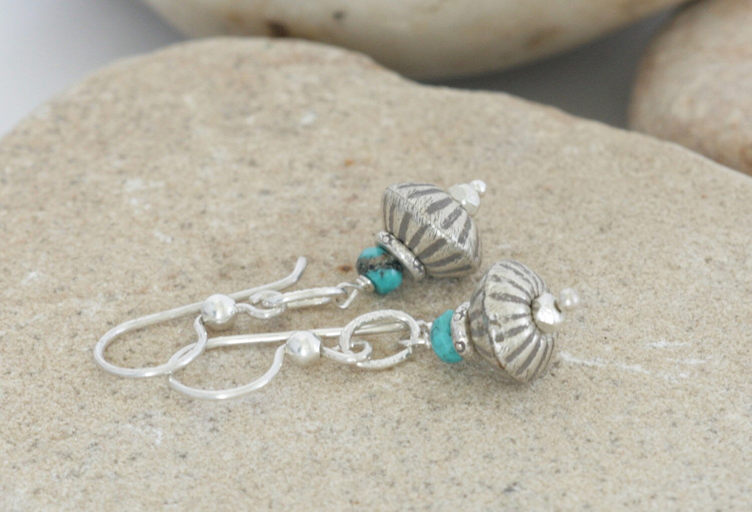 Türkis Und Hill Tribe Feinsilber Ohrringe // Handgefertigter Schmuck Luluglitterbug von luluglitterbug