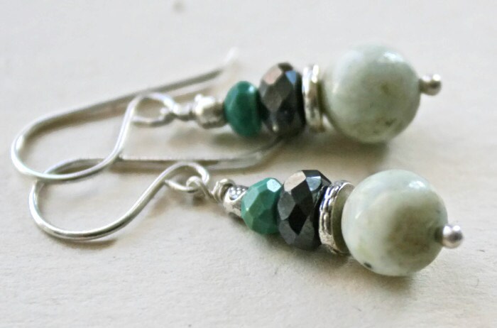 Weiße Türkis Und Hämatit Sterling Silber Ohrringe Weiße Türkis Und Hämatit Sterling Silber Ohrringe von luluglitterbug