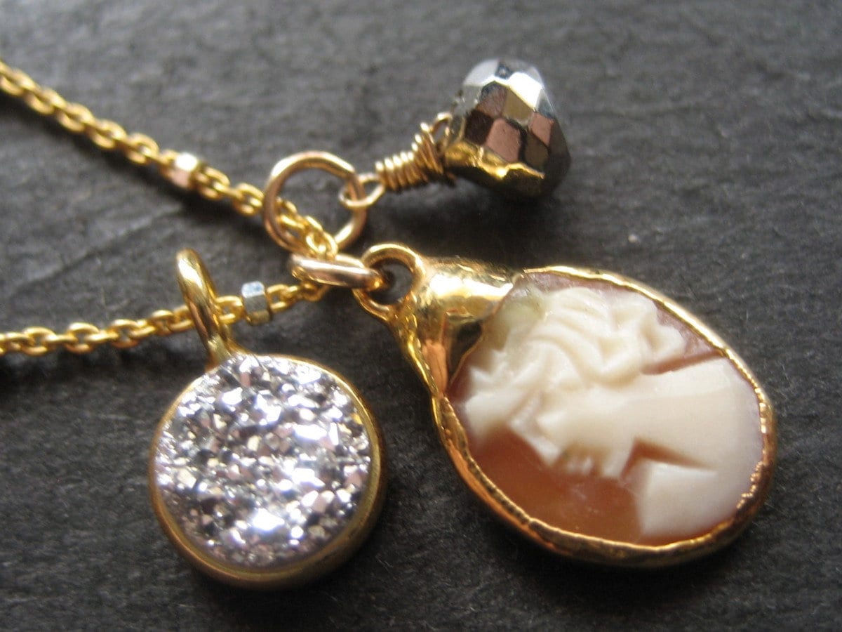 Camio-Mini-Charmehalskette Mit Camio Charme, Silber Druzy Und Pyrit Briolette Auf Gold-Filled/sterling Silber Kette Camio-Mini-Charmehalskette Mit Camio Charme, Silber Druzy Und Pyrit Briolette Auf Gold-Filled/sterling Silber Kette von lulujewelry