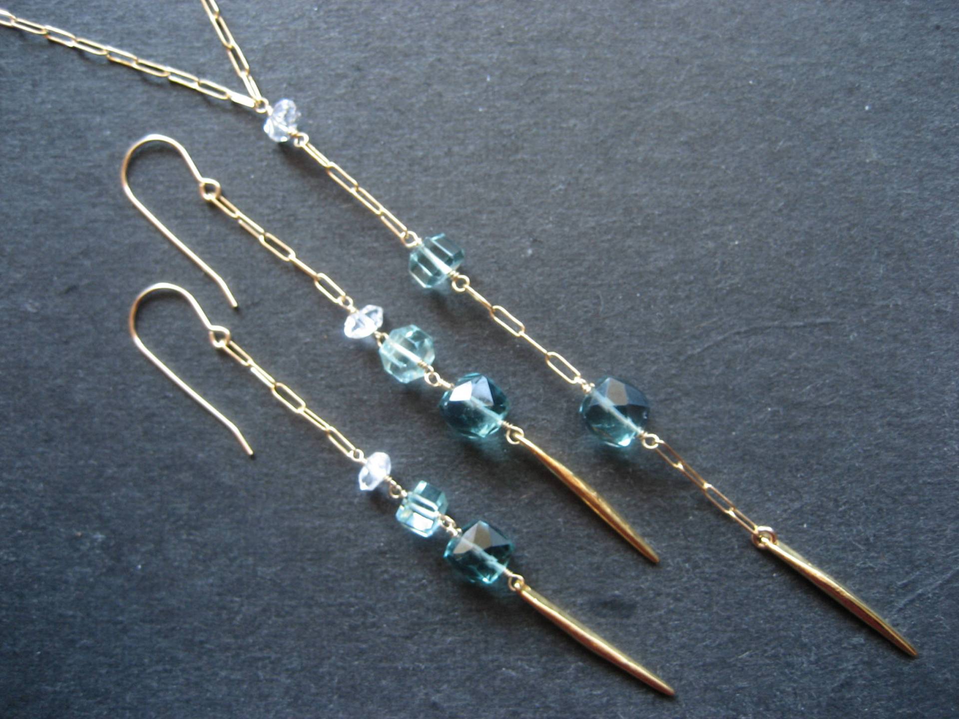 Kai - Y-stil Halskette Und Linearen Ohrringe Mit Einer Vergoldeten Spitze, Ausgefallene Schnitt Fluorit, Aqua Quarz Herkimer Diamanten Auf Gold Kai - Y-stil Halskette Und Linearen Ohrringe Mit Einer Vergoldeten Spitze, Ausgefallene Schnitt Fluorit, Aqua Quarz Herkimer Diamanten Auf Gold von lulujewelry