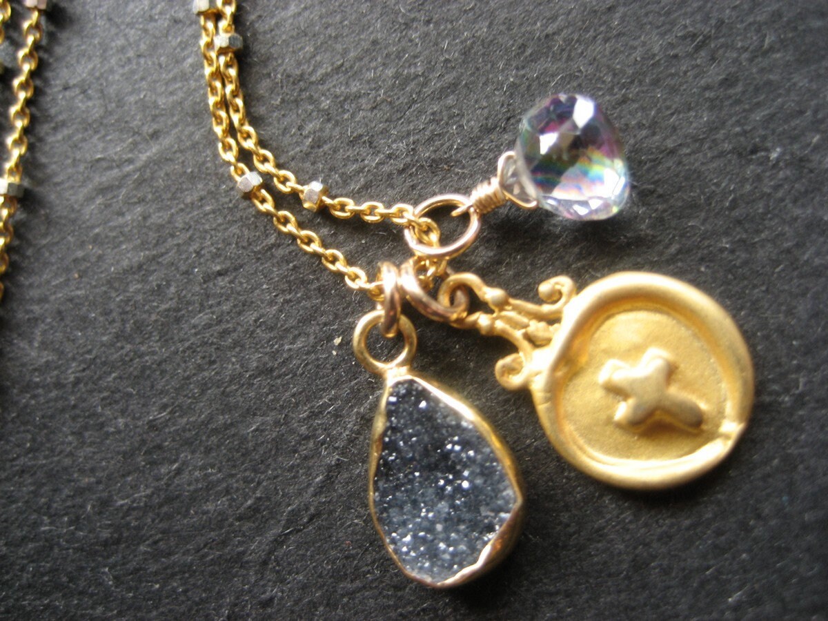 Kreuz-Mini-Charmehalskette Mit Kreuz Anhänger, Schwarzem Und Mystic Topas Briolette Auf Gold-Filled/sterling Silber Kette Kreuz-Mini-Charmehalskette Mit Kreuz Anhänger, Schwarzem Und Mystic Topas Briolette Auf Gold-Filled/sterling Silber Kette von lulujewelry