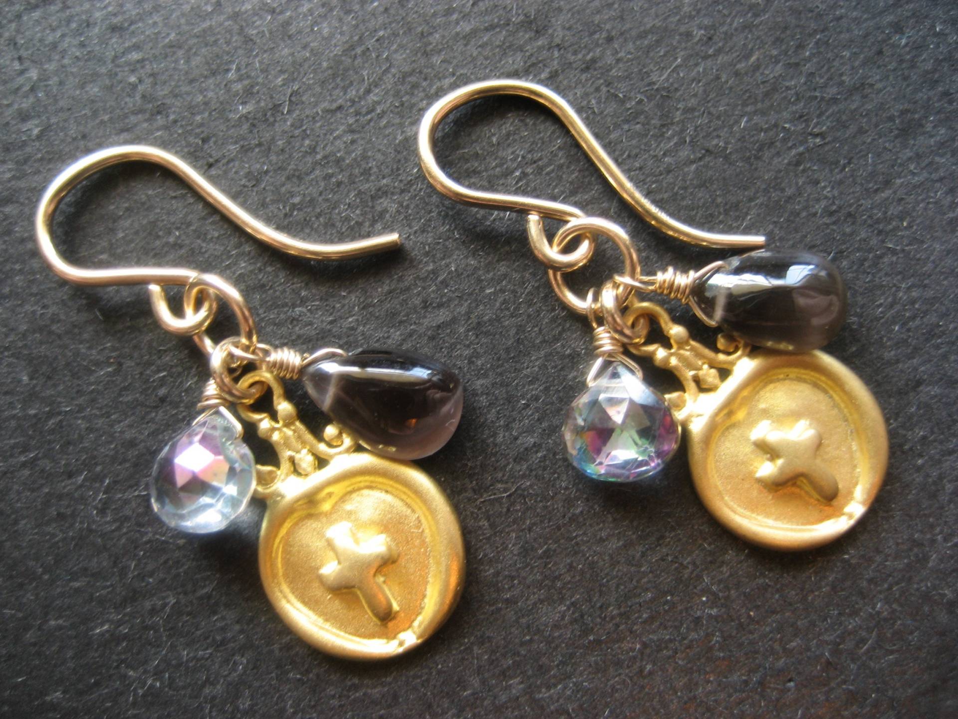 Kreuz Ohrringe-Mini-Charme-Ohrringe Mit Kreis Anhänger, Grau Und Mystic Topas Auf Gold-Filled Ohrhaken Kreuz Ohrringe-Mini-Charme-Ohrringe Mit Kreis Anhänger, Grau Und Mystic Topas Auf Gold-Filled Ohrhaken von lulujewelry