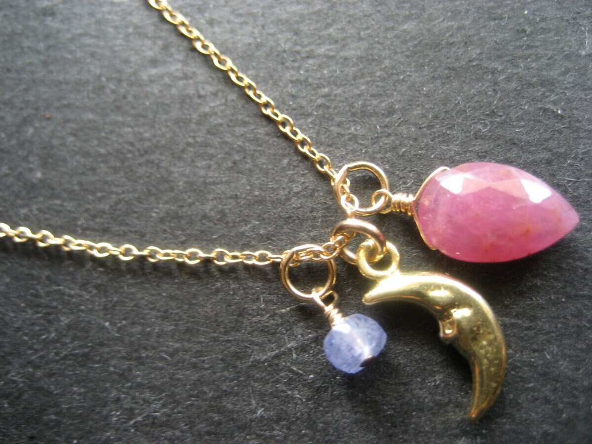 Mond-Mini-Anhänger Halskette Mit Mond Anhänger, Rosa Saphir Und Tansanit Auf Gold-Filled Kette Mond-Mini-Anhänger Halskette Mit Mond Anhänger, Rosa Saphir Und Tansanit Auf Gold-Filled Kette von lulujewelry