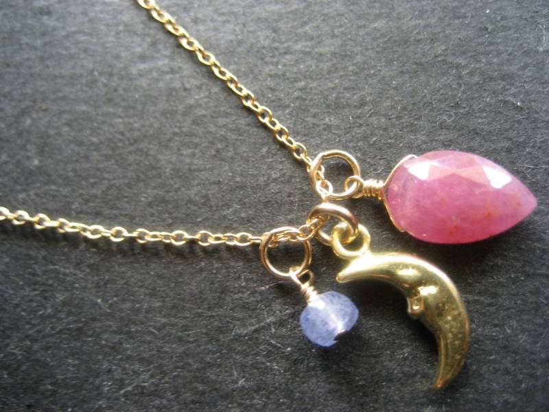 Mond-Mini-Anhänger Halskette Mit Mond Anhänger, Rosa Saphir Und Tansanit Auf Gold-Filled Kette Mond-Mini-Anhänger Halskette Mit Mond Anhänger, Rosa Saphir Und Tansanit Auf Gold-Filled Kette von lulujewelry