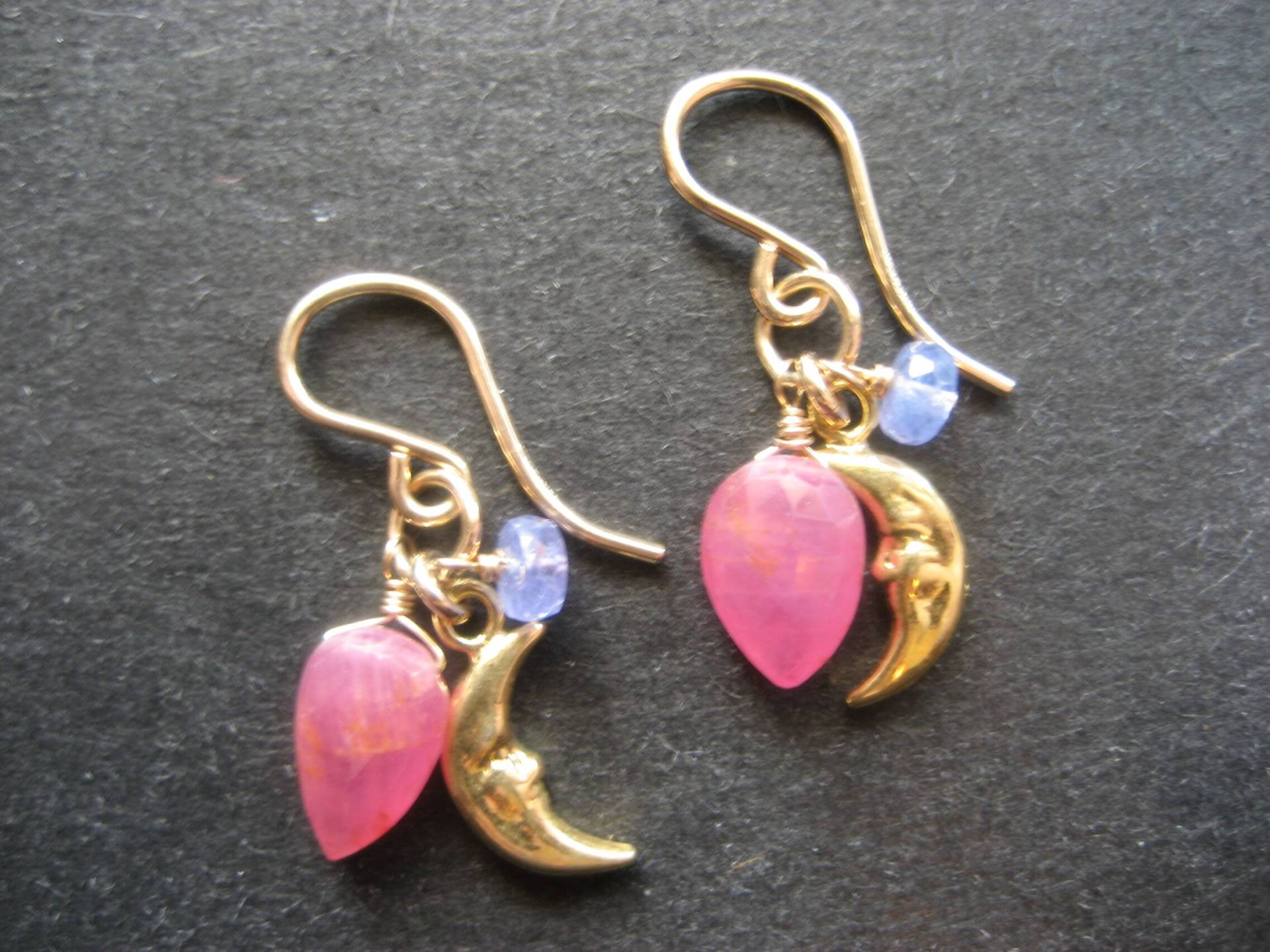 Moon Ohrringe - Mini Anhänger Mit Mond Anhänger, Rosa Saphir Und Tansanit Auf Gold-Filled Ohrhaken Moon Ohrringe - Mini Anhänger Mit Mond Anhänger, Rosa Saphir Und Tansanit Auf Gold-Filled Ohrhaken von lulujewelry