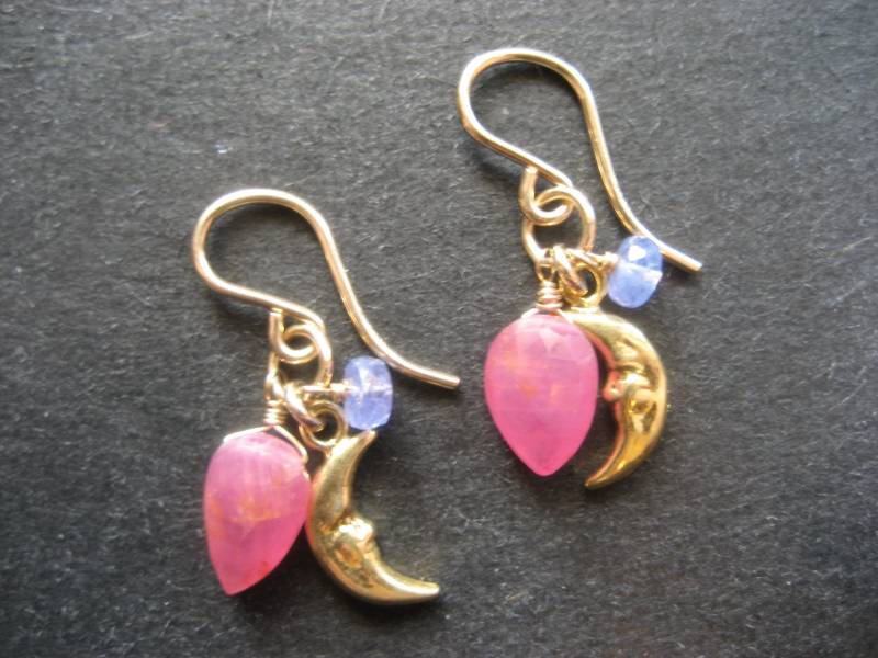 Moon Ohrringe - Mini Anhänger Mit Mond Anhänger, Rosa Saphir Und Tansanit Auf Gold-Filled Ohrhaken Moon Ohrringe - Mini Anhänger Mit Mond Anhänger, Rosa Saphir Und Tansanit Auf Gold-Filled Ohrhaken von lulujewelry