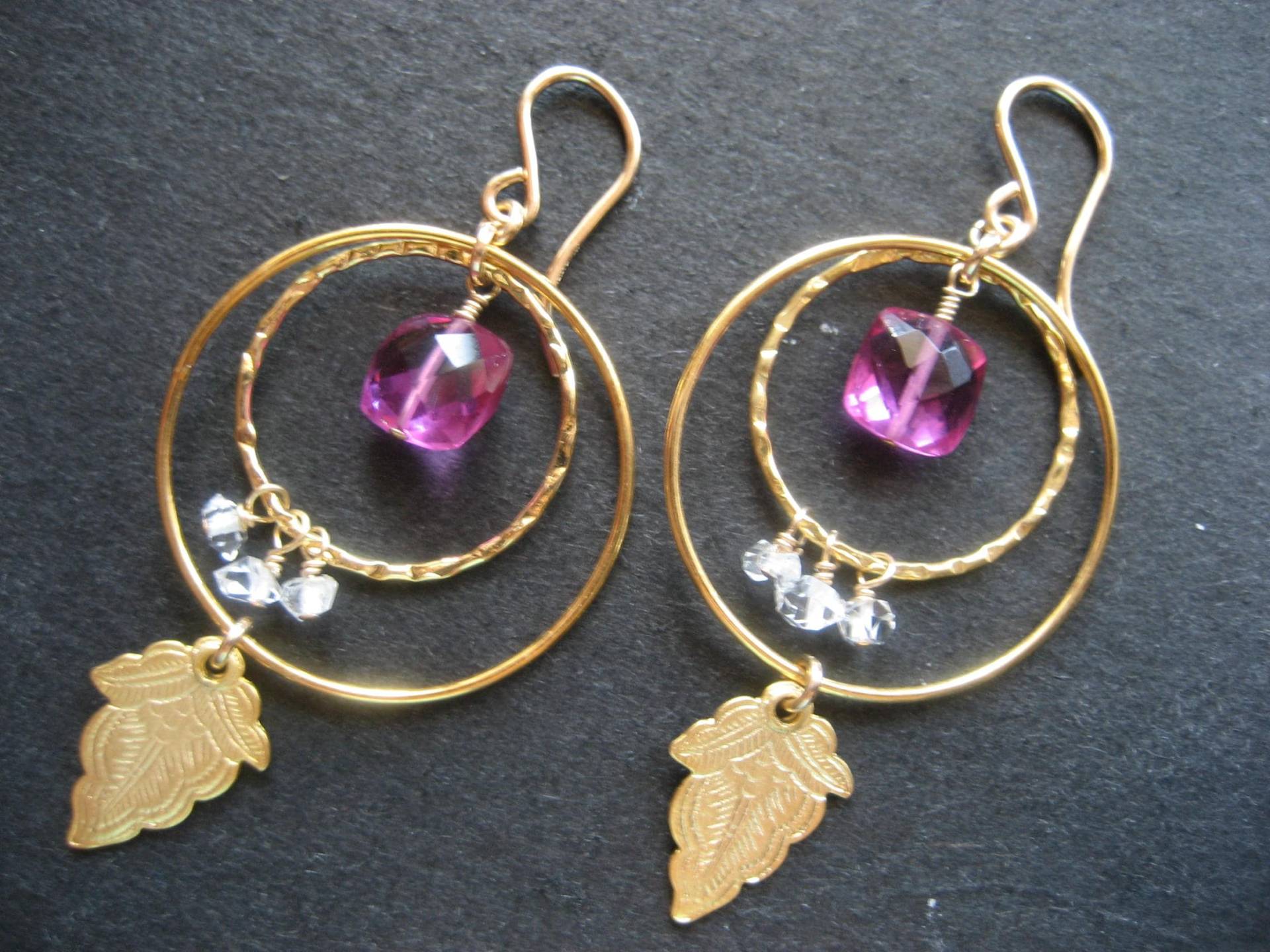 Orbital-Gold Vermeil Creolen Mit Magenta Quarz, Herkimer Diamant Cyrstal Quarz Und Blatt Anhänger Tropfen Orbital-Gold Vermeil Creolen Mit Magenta Quarz, Herkimer Diamant Cyrstal Quarz Und Blatt Anhänger Tropfen von lulujewelry