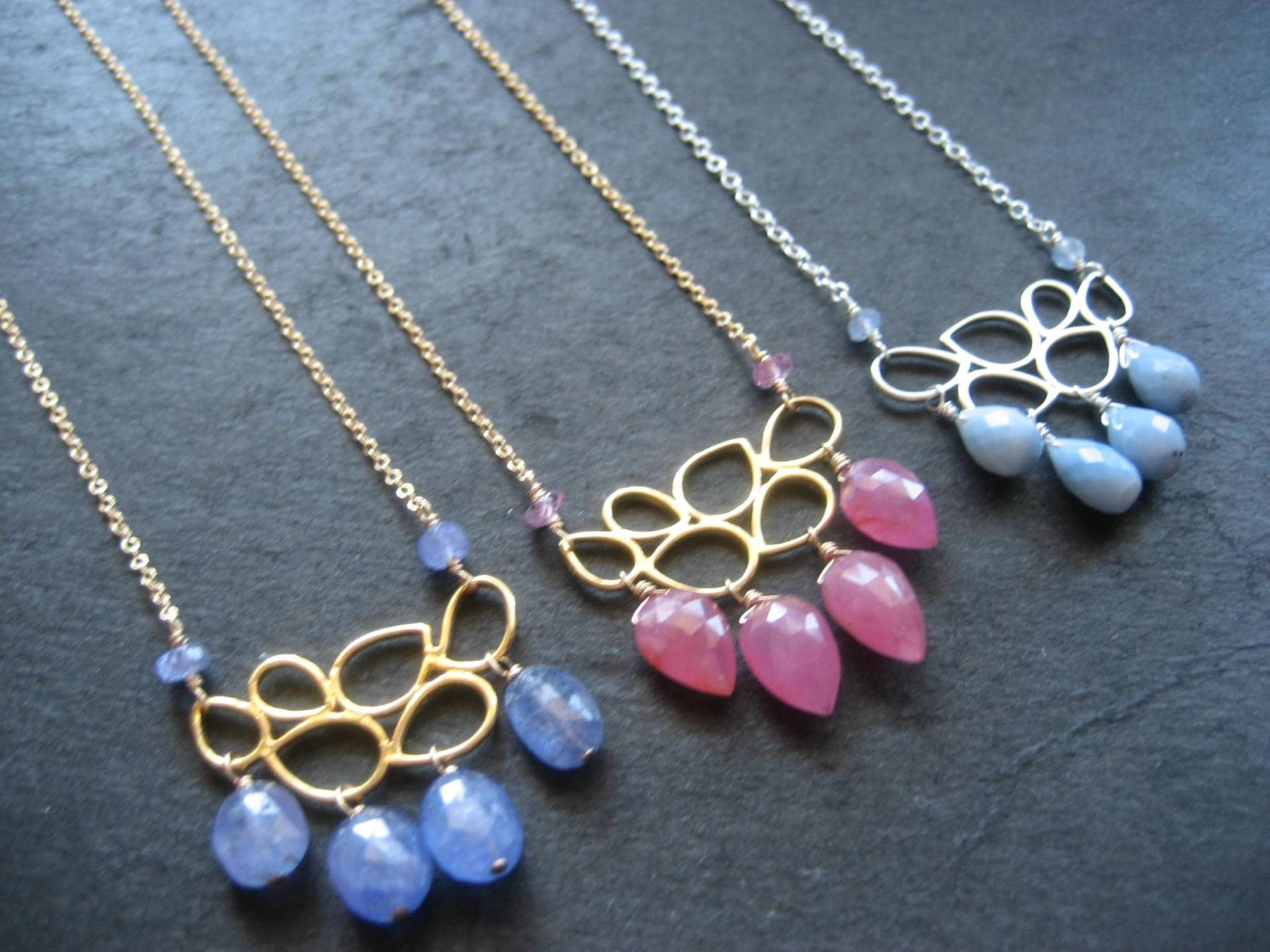 Regentropfen-Bio-Vermail Anhänger Mit Tropfen Von Tansanit/Rosa Saphir/Blau Opal Auf Gold Gefüllt Kette Regentropfen-Bio-Vermail Anhänger Mit Tropfen Von Tansanit/Rosa Saphir/Blau Opal Auf Gold Gefüllt Kette von lulujewelry