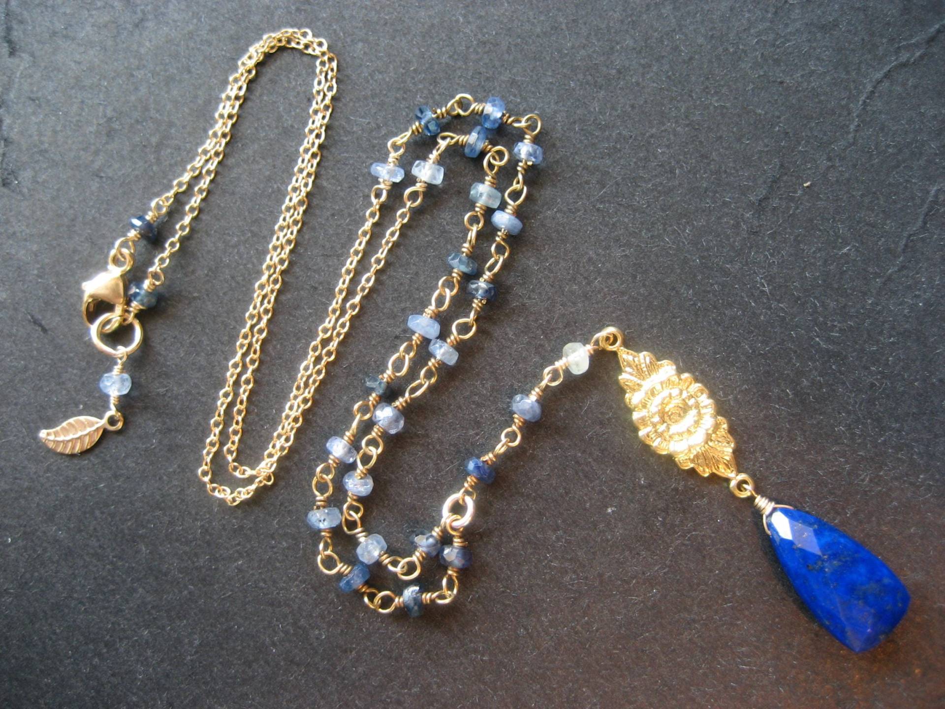 Tresor-Petite Y-Kette Auf Vergoldete Kette Mit Schattige Blauer Saphir Und Lapis Einem Blumen-Link-Tropfen Tresor-Petite Y-Kette Auf Vergoldete Kette Mit Schattige Blauer Saphir Und Lapis Einem Blumen-Link-Tropfen von lulujewelry