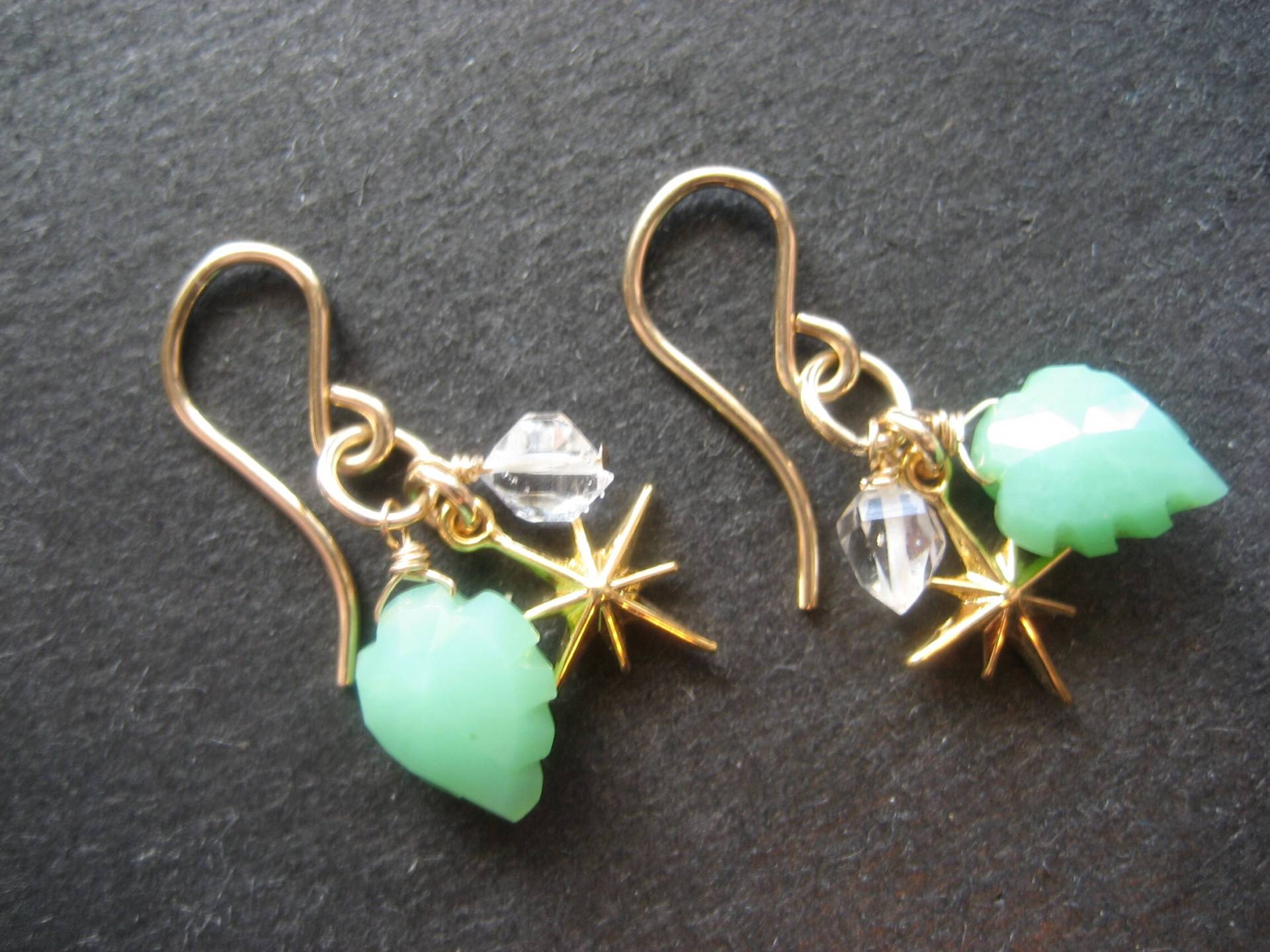 stern Ohrringe - Mini Anhänger Mit Charm, Chrysopras Und Herkimer Diamant Quarz Auf Gold-Filled Ohrhaken stern Ohrringe - Mini Anhänger Mit Charm, Chrysopras Und Herkimer Diamant Quarz Auf Gold-Filled Ohrhaken von lulujewelry
