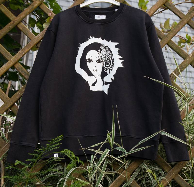 Sweatshirt, Gr. L, Schwarz, Kleiderbügelgirl von lumitdreipunkten