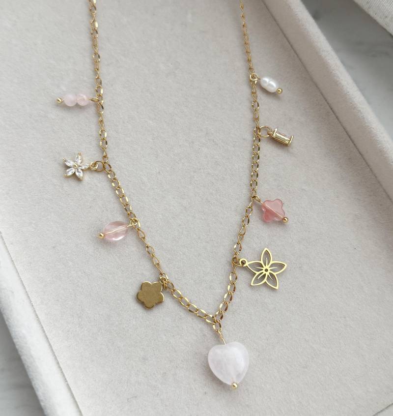 Blumen Charm Halskette Edelstahl, Rosa Stein & Perle Blumen Charm Halskette Edelstahl, Rosa Stein & Perle von lunaejewelryshop
