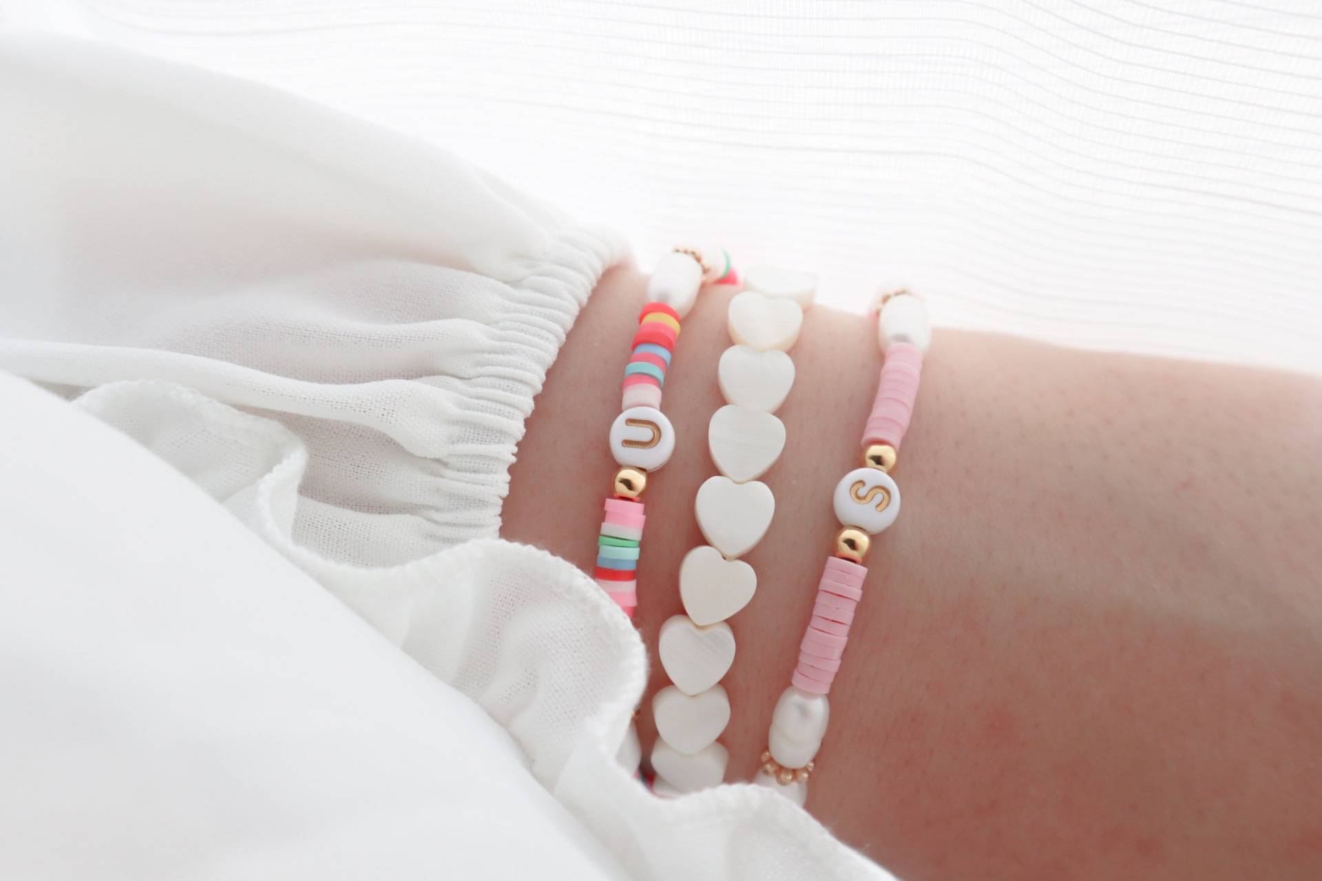 Custom Heishi Bead Armband Süßwasser Perle Initial Armband von lunaejewelryshop