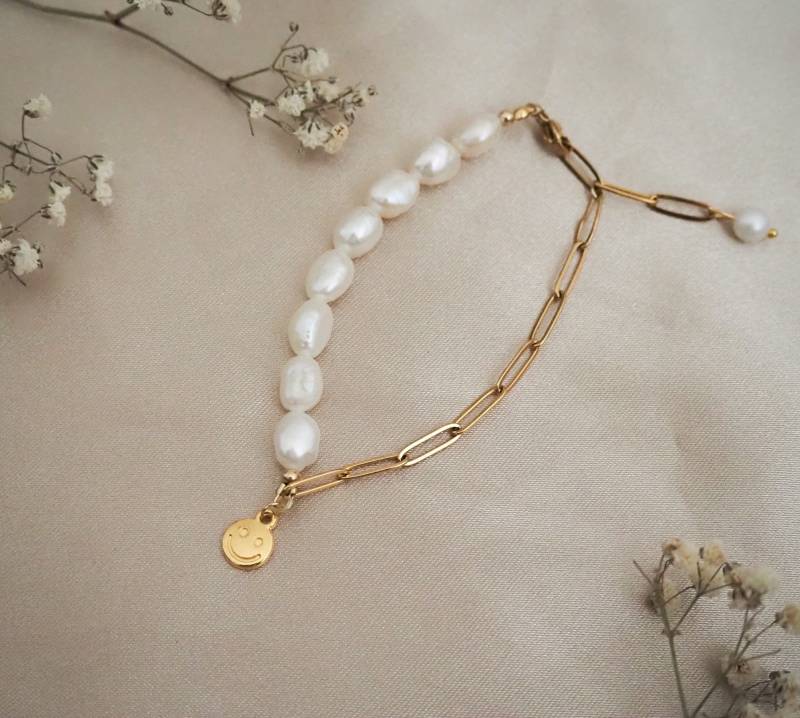 Süßwasserperlen Armband Edelstahlkette Mit Smiley Face Charm von lunaejewelryshop