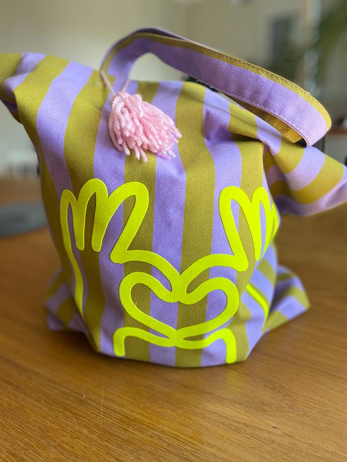 Cooler Statement-Shopper Aus Baumwolle Mit Grafikplott Und Handgefertigter Quaste - Stylisch/Geräumig Praktisch Cooler Statement-Shopper Aus Baumwolle Mit Grafikplott Und Handgefertigter Quaste - Stylisch/Geräumig Praktisch von lunaintheskyDE