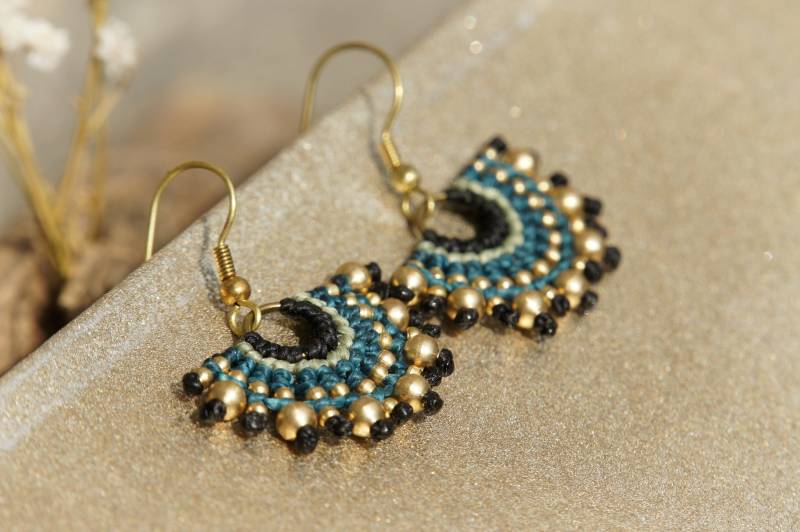 Fächerförmige Makramee Ohrringe Mit Messingperlen Und Messingohrhaken I Statement Antik Gold Handmade von lunalumacrame