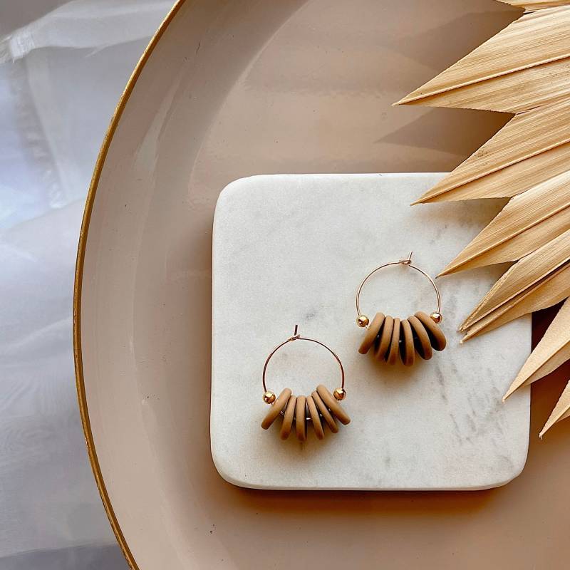 Cleo | Klein || Tan | Ton Ohrringe Polymer Clay Handgefertigte Statement Geschenke Für Sie von lunaraphael