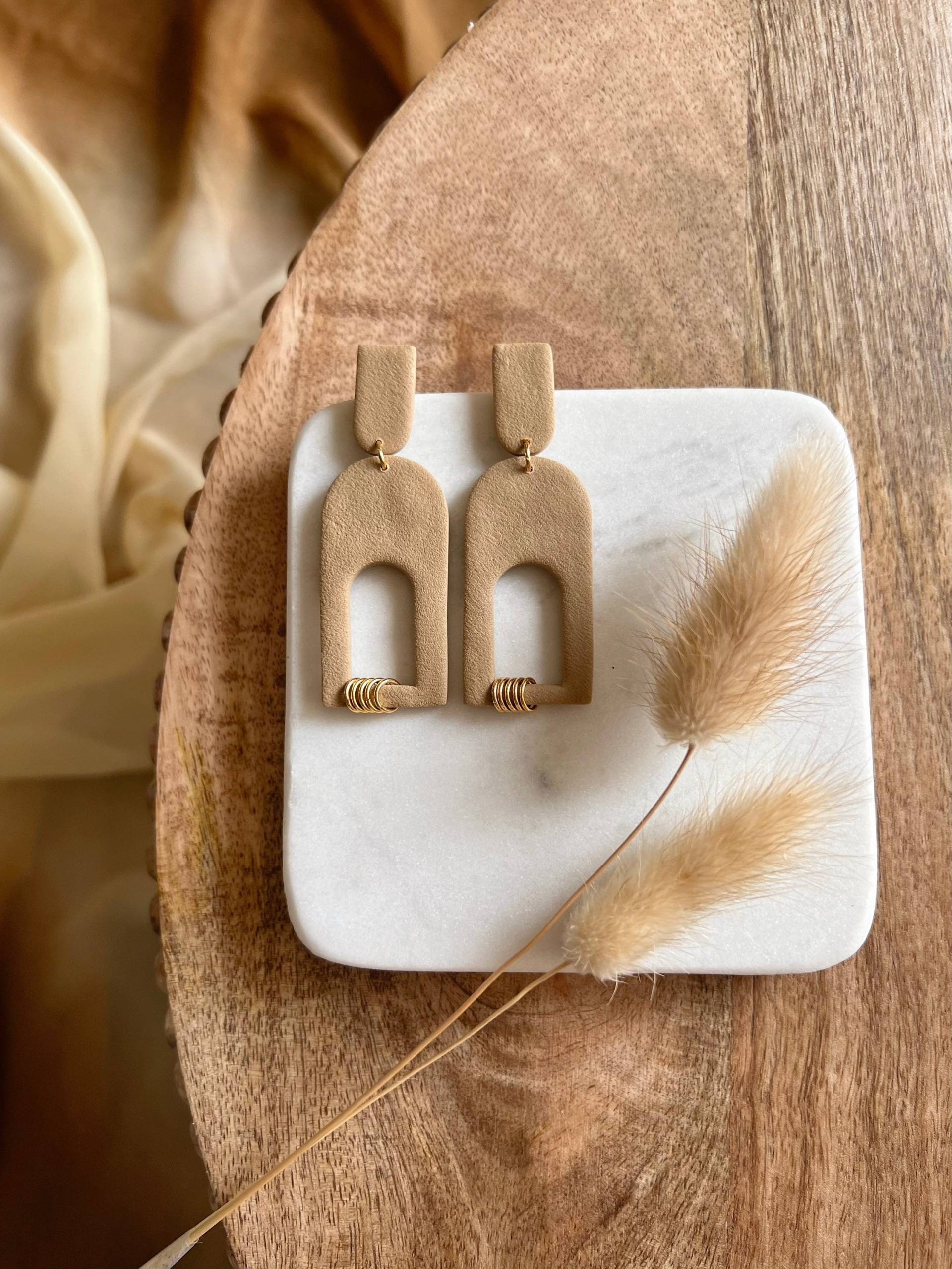 Isla || Tan | Ton Ohrringe Polymer Clay Moderne Handgemachte Boho Geschenke Für Sie von lunaraphael