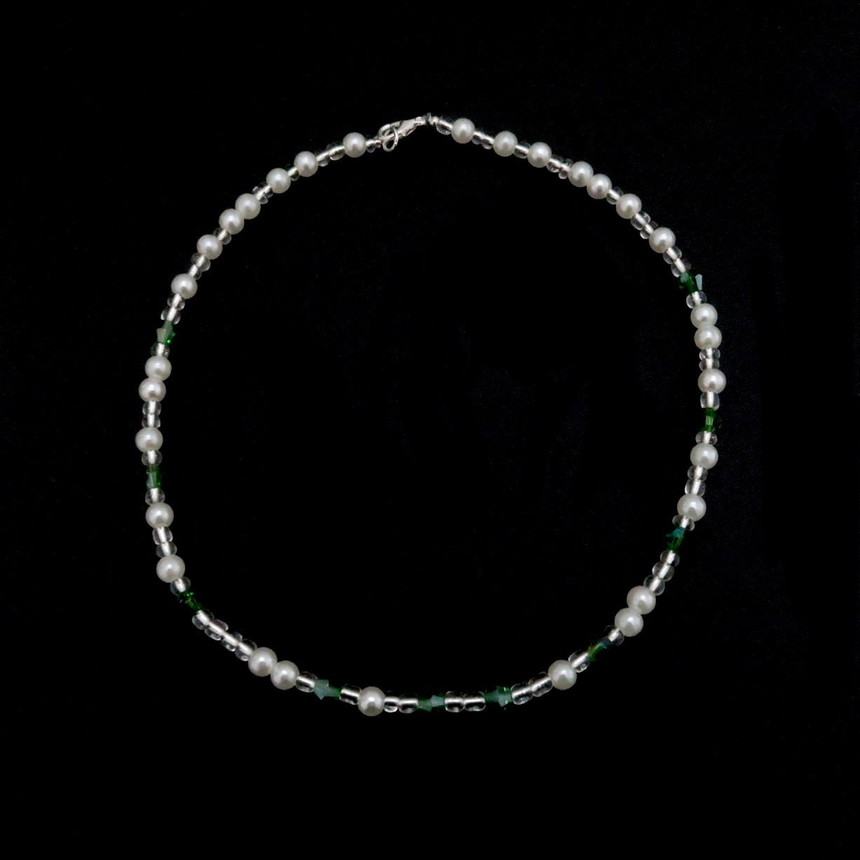 Handmade, Perlen, Grüne Und Weiße Glasperlen Kokett Halskette von lunarcollectionshop