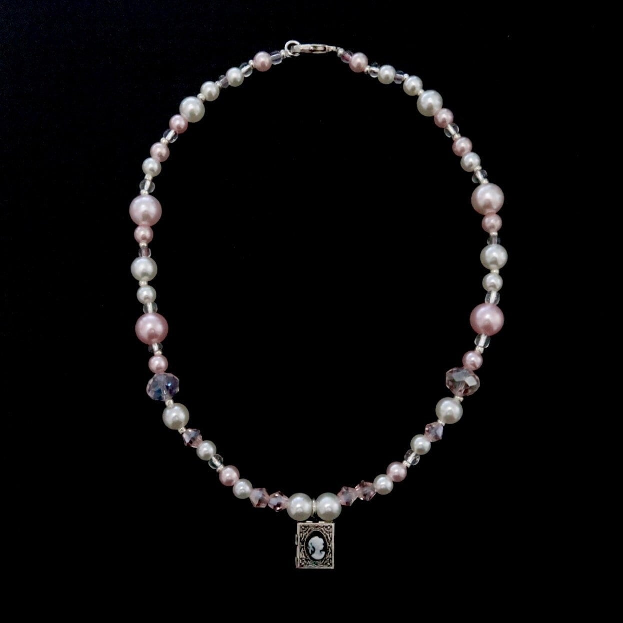 Handmade, Perlen, Rosa Und Weiße Glasperlen Kokett Buch Charme Halskette von lunarcollectionshop