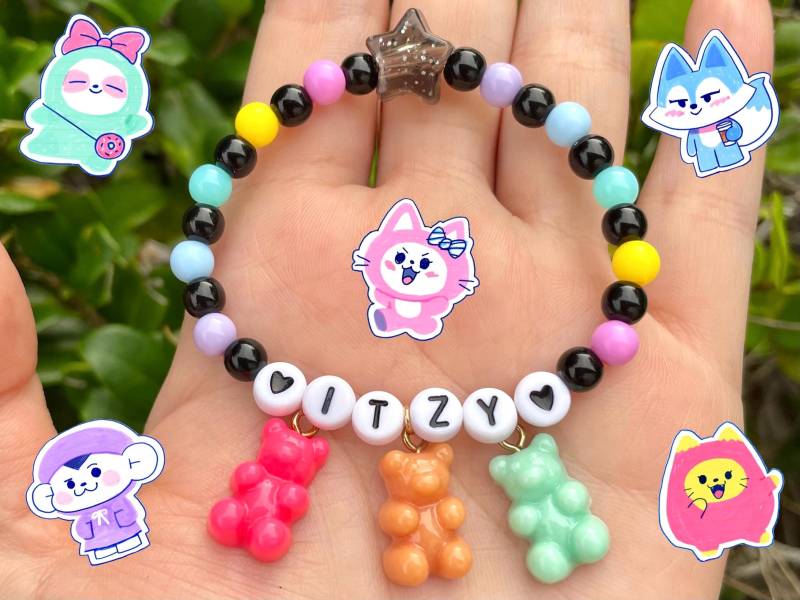 Itzy Armband Stretch Elastisch Mit Buchstaben Und Acryl Stern Perlen Irisierend Kpop Mädchengruppe Inspiriert von lunarluxcraft